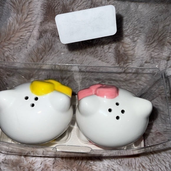 Hello Kitty salt and pepper shakers - Picture 8 of 13